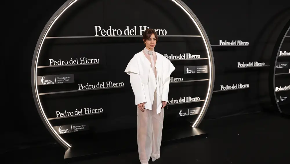 Hiba Abouk en el desfile de Pedro del Hierro de la MBFW 2025