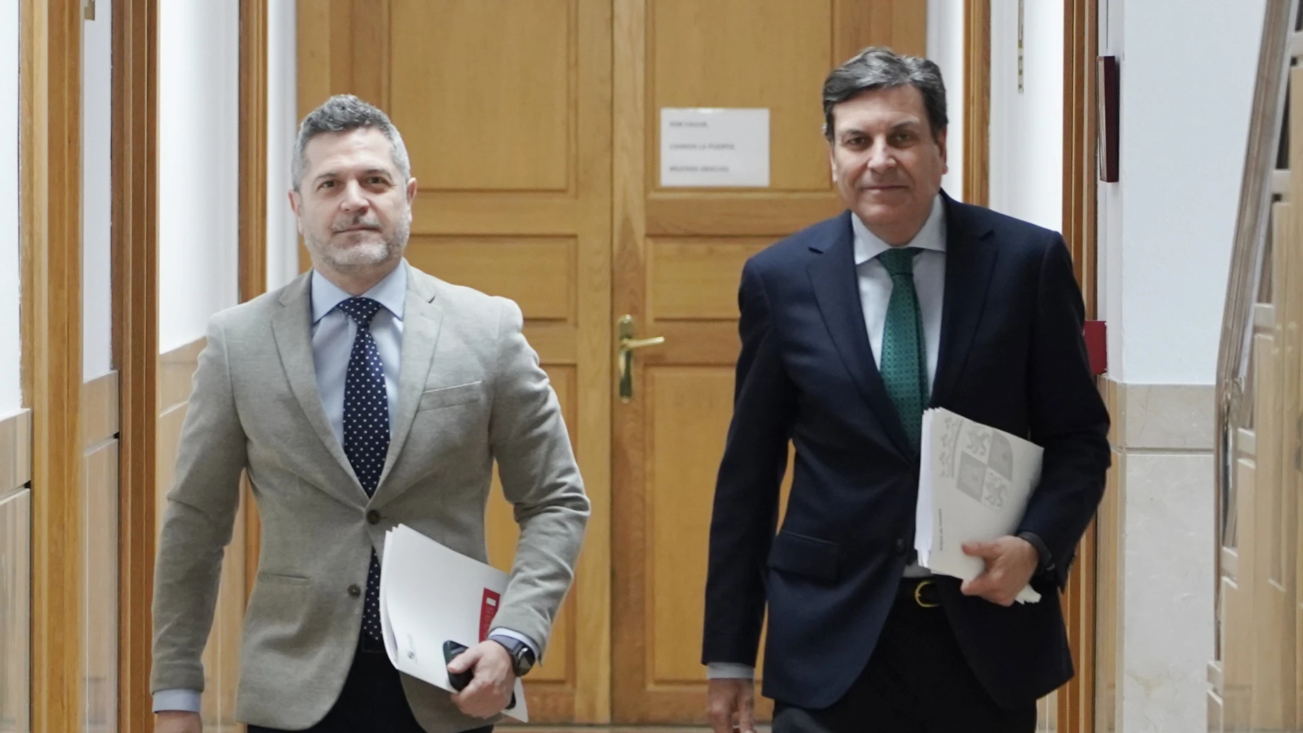 Carlos Fernández Carriedo junto a Julio López, antes de la rueda de prensa del Consejo de Gobierno