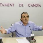 El alcalde de Gandia, Arturo Torró, durante la rueda de prensa 