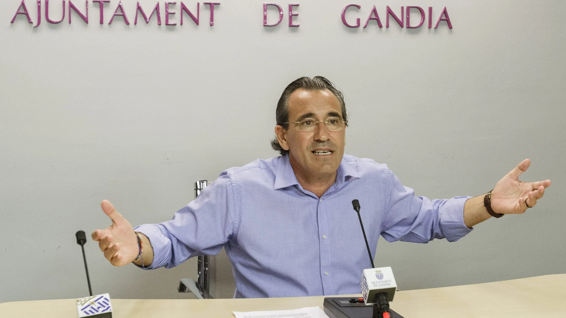 El alcalde de Gandia, Arturo Torró, durante la rueda de prensa