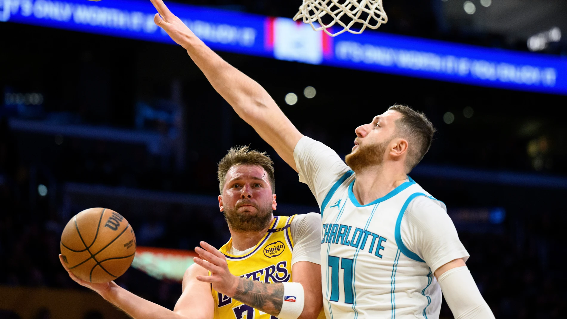 Doncic intenta anotar ante la defensa de Nurkic