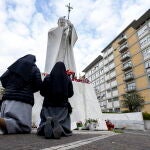 Unas monjas rezan por el Papa en el Hospital de Roma donde está hospitalizado