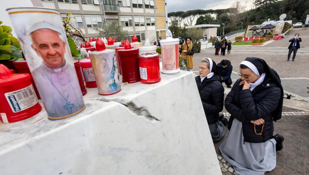 Dos monjas rezan por el Papa