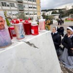 Dos monjas rezan por el Papa