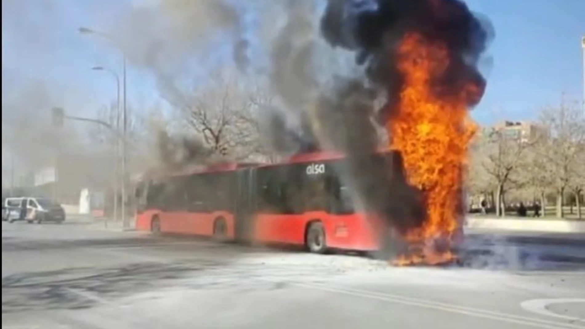 Autobús de Granada envuelto en llamas