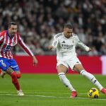 Mbappé y Giménez, en el último derbi
