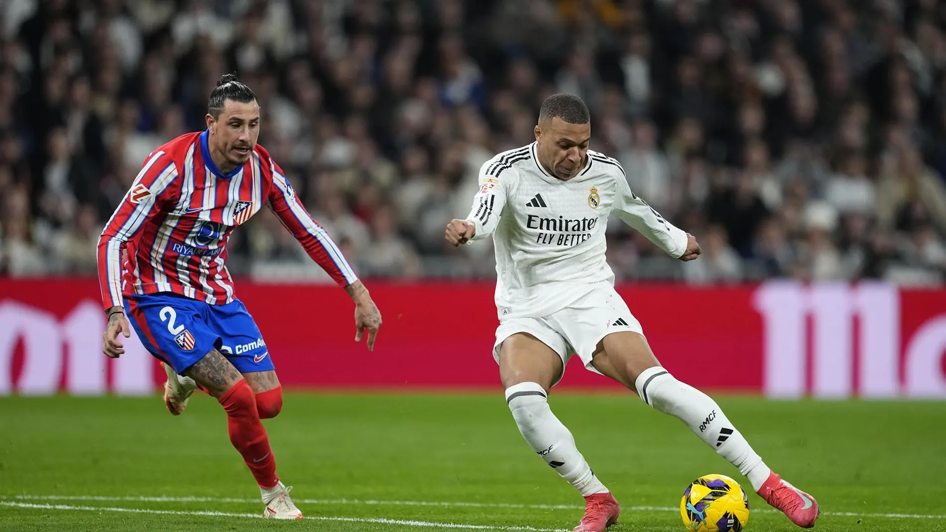 Mbappé y Giménez, en el último derbi