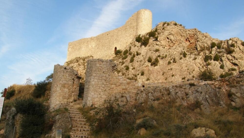 El colosal castillo inaccesible en Poza de la Sal