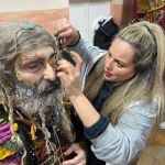 Sara Romero maquillando a un personaje de una agrupación del carnaval de Cádiz