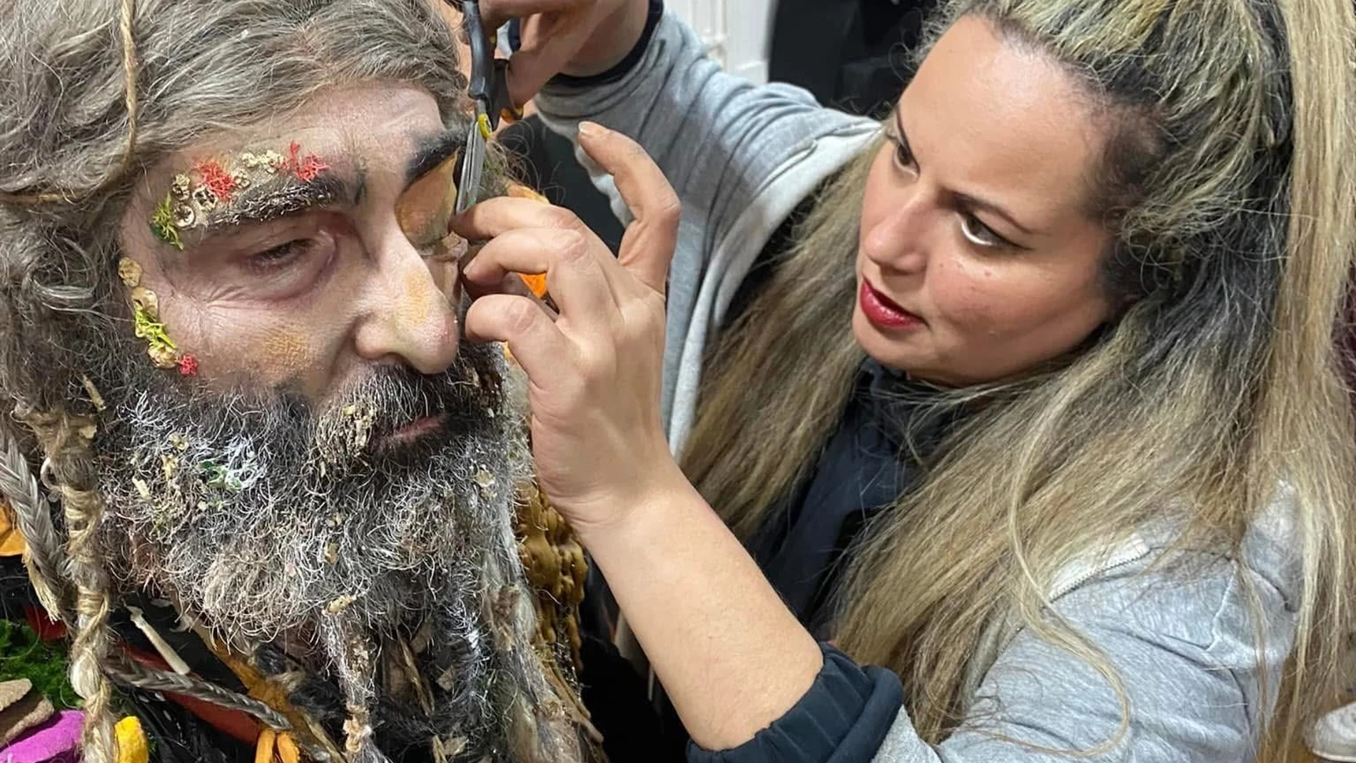 Sara Romero maquillando a un personaje de una agrupación del carnaval de Cádiz