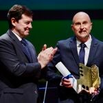 El presidente hace entrega del premio al Desarrollo Social y Valores Humanos al director general de Soltra, José Antonio Idoeta