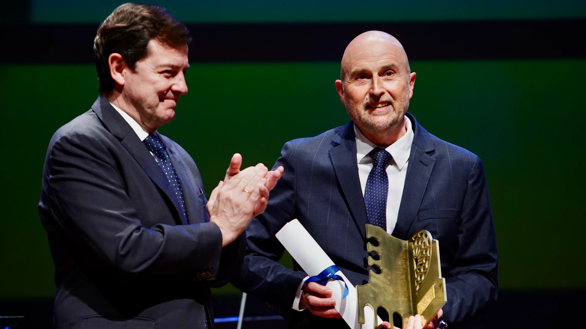 El presidente hace entrega del premio al Desarrollo Social y Valores Humanos al director general de Soltra, José Antonio Idoeta