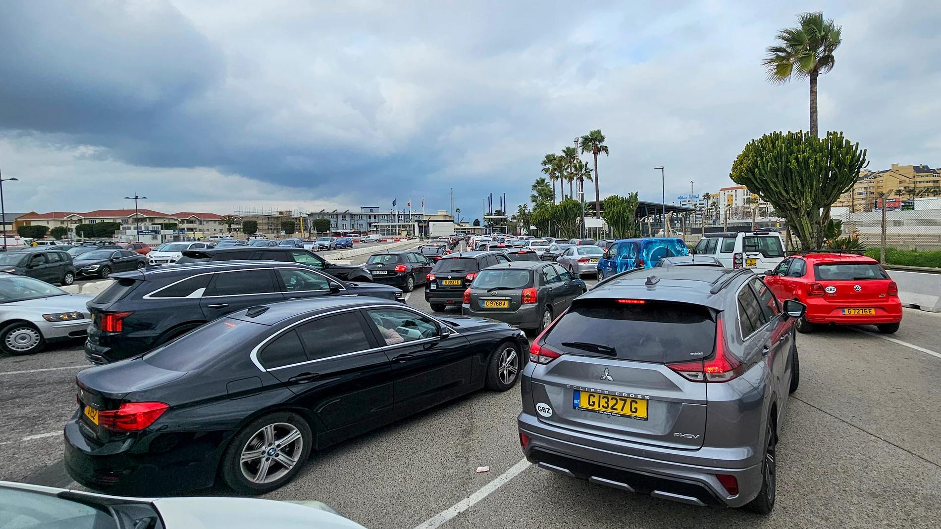 ALGECIRAS (CÁDIZ), 21/02/2025.- Las colas ha regresado este viernes a la frontera española con Gibraltar, después de que los agentes de la Policía Nacional destinados en la Verja hayan comenzado a pedir los pasaportes a los vehículos con matrícula de Gibraltar que salían en dirección al municipio vecino de La Línea de la Concepción (Cádiz). EFE/A. Carrasco Ragel