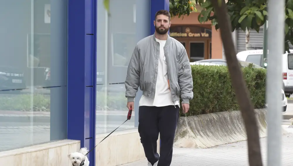 David Rodríguez paseando a su perro en Córdoba