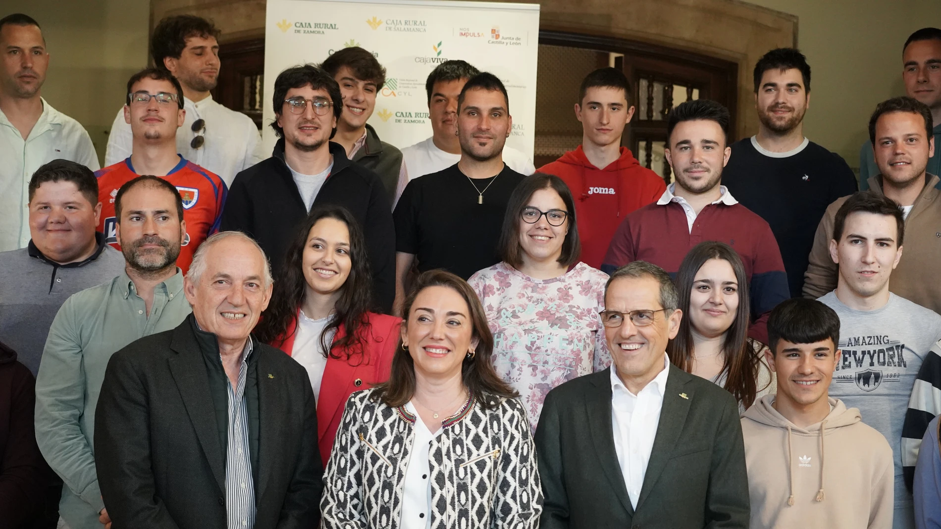 González Corral y Antúnez con jóvenes cooperativistas participantes en las jornadas de Urcacyl