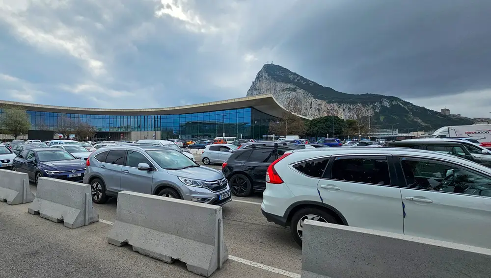 Vuelven las colas a Gibraltar por la solicitud del pasaporte a los vehículos gibraltareños