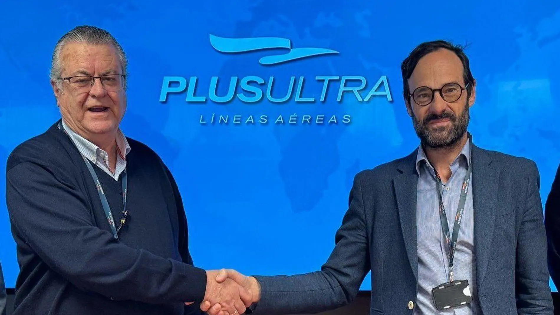 Julio Martínez Sola, presidente de Plus Ultra junto al representante del Sepla