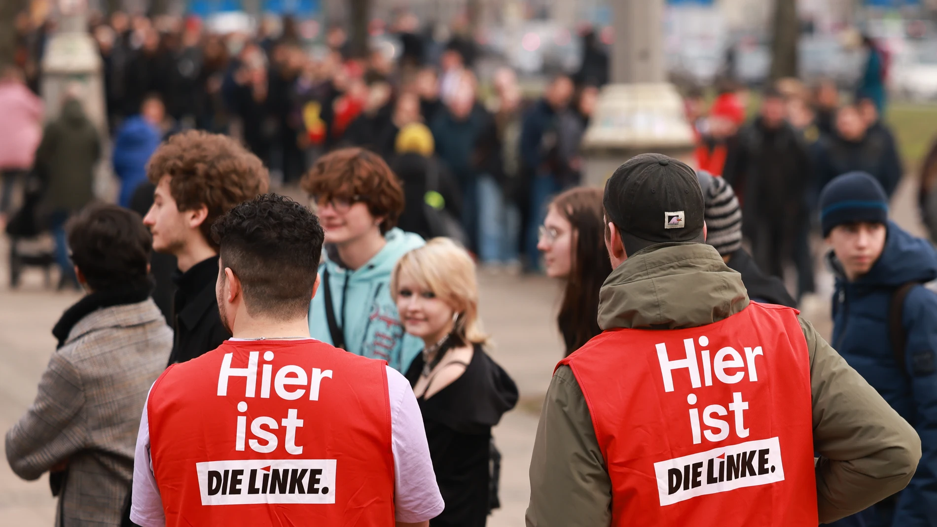 Berlin (Germany), 21/02/2025.- Two members of Die Linke (The Left) party conduct the crowd of supporters ahead of the Die Linke (The Left) party final election campaign event in Berlin Germany, 21 February 2025. Germany will hold early federal elections on 23 February 2025, to elect a new Bundestag (parliament). (Elecciones, Alemania) EFE/EPA/HANNIBAL HANSCHKE