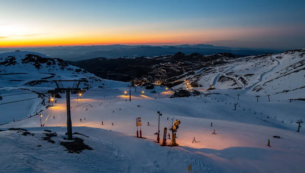 Sierra Nevada abre los sábados el telecabina Al-Andalus de 19 a 21:30 para dar acceso a la pista de El Río iluminada
