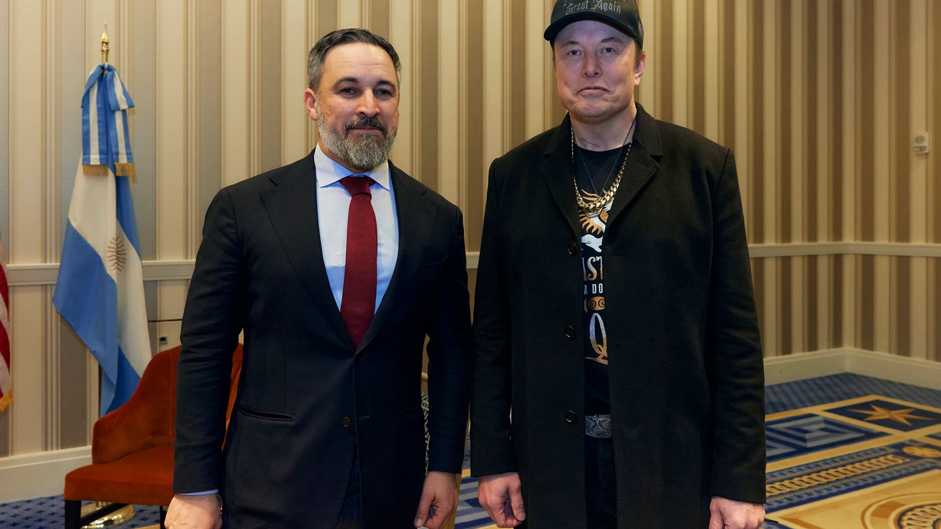 WASHINGTON, 21/02/2025.- El líder del partido de la derecha española Vox, Santiago Abascal (i), se reunió este jueves con el magnate Elon Musk (d) y dijo haberle agradecido en persona que en su opinión le haya devuelto la libertad a X. "He tenido la oportunidad de agradecer a @elonmusk el haber devuelto la libertad a esta red social. El fin de la censura woke es una reconquista histórica de libertades", dijo el político español en X. EFE/ Abascal Via X SOLO USO EDITORIAL/SOLO DISPONIBLE PARA ...