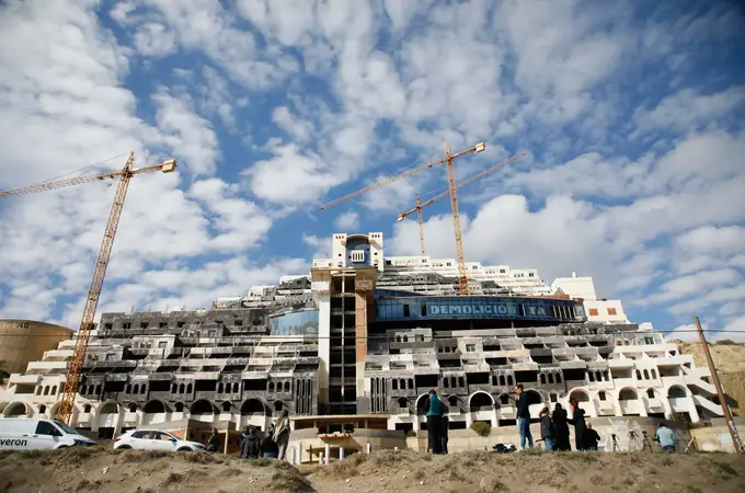 La Junta desconfía y se persona en la expropiación del Algarrobico La Junta desconfía y se persona en la expropiación del Algarrobico