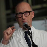 Uno de los doctores de Francisco, en el Hospital Gemelli, ante los periodistas