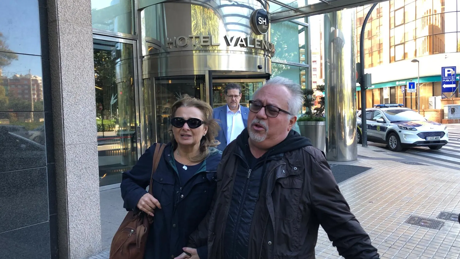 José Luis Más y su esposa al día siguiente del incendio, en el hotel donde fueron acogidos