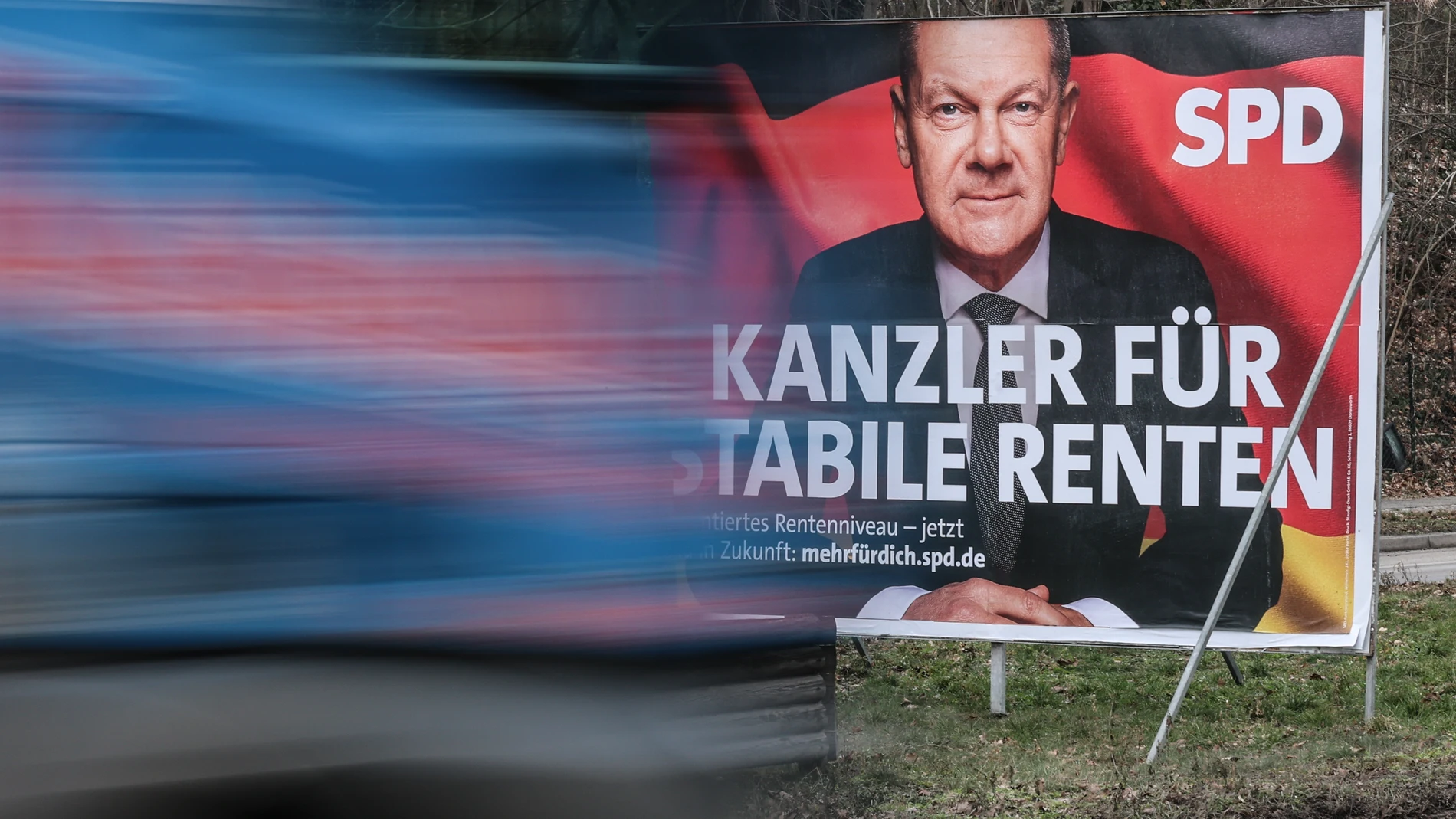 Berlin (Germany), 21/02/2025.- Campaign posters of German Chancellor Olaf Scholz of the Social Democratic Party's (SPD, is on display in Berlin, Germany, 21 February 2025. Germany will hold early federal elections on 23 February 2025, to elect a new Bundestag (parliament). (Elecciones, Alemania) EFE/EPA/FILIP SINGER