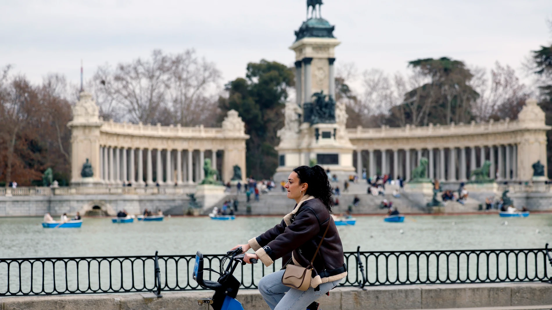MADRID, 21/02/2025.- Una mujer en bicicleta por el madrileño Parque del Retiro este viernes. Este viernes un frente atlántico dejará cielos cubiertos y precipitaciones a su paso por el oeste peninsular, con mayor incidencia en Galicia, en especial su litoral atlántico, y el oeste del Sistema Central y de la cordillera Cantábrica, según la Agencia Estatal de Meteorología (Aemet). EFE/Mariscal