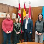 Marco Morala con los responsables de la universidad