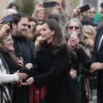 Letizia 'reina' en Tudela con look burdeos y su abrigo de paño favorito para los días más fríos de febrero