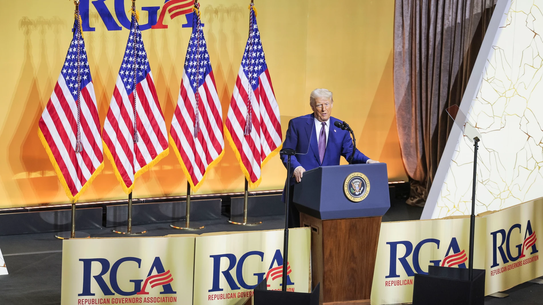 WASHINGTON (United States), 21/02/2025.- US President Donald J. Trump addresses the Republican Governors Association meeting at the National Building Museum in Washington, DC, USA, 20 February 2025. EFE/EPA/SHAWN THEW / POOL