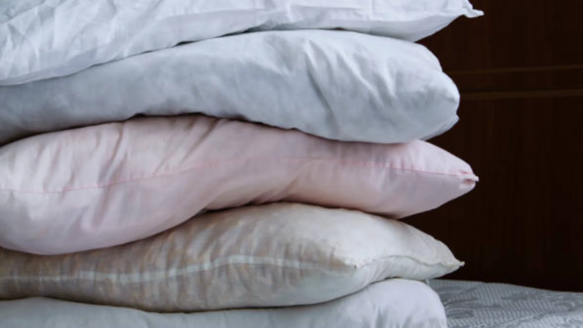 El truco de las lavanderías para lavar las almohadas y dejarlas como nuevas