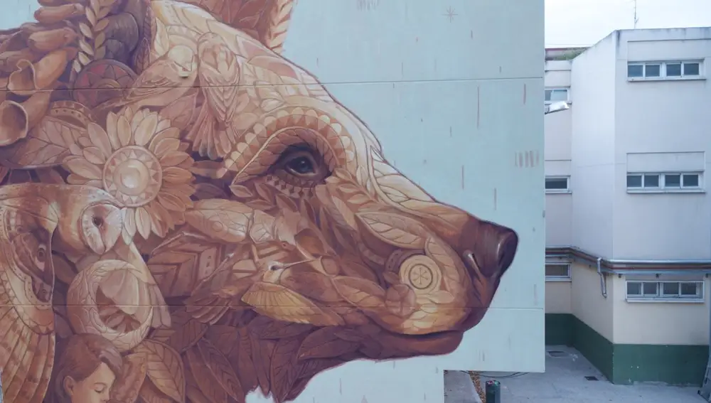 Alegría del Prado, una pareja de artistas, ha creado este oso en el Colegio Sáinz de Vicuña para dar la bienvenida a los alumnos