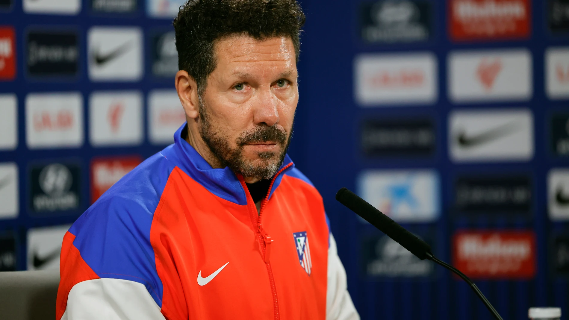 MAJADAHONDA (C.A. DE MADRID), 21/02/2025.- El entrenador del Atlético de Madrid Diego Simeone durante la rueda de prensa posterior al entrenamiento realizado este viernes en la Ciudad Deportiva del club en Majadahonda para preparar el partido de liga que disputa mañana ante el Valencia. EFE/Zipi Aragón