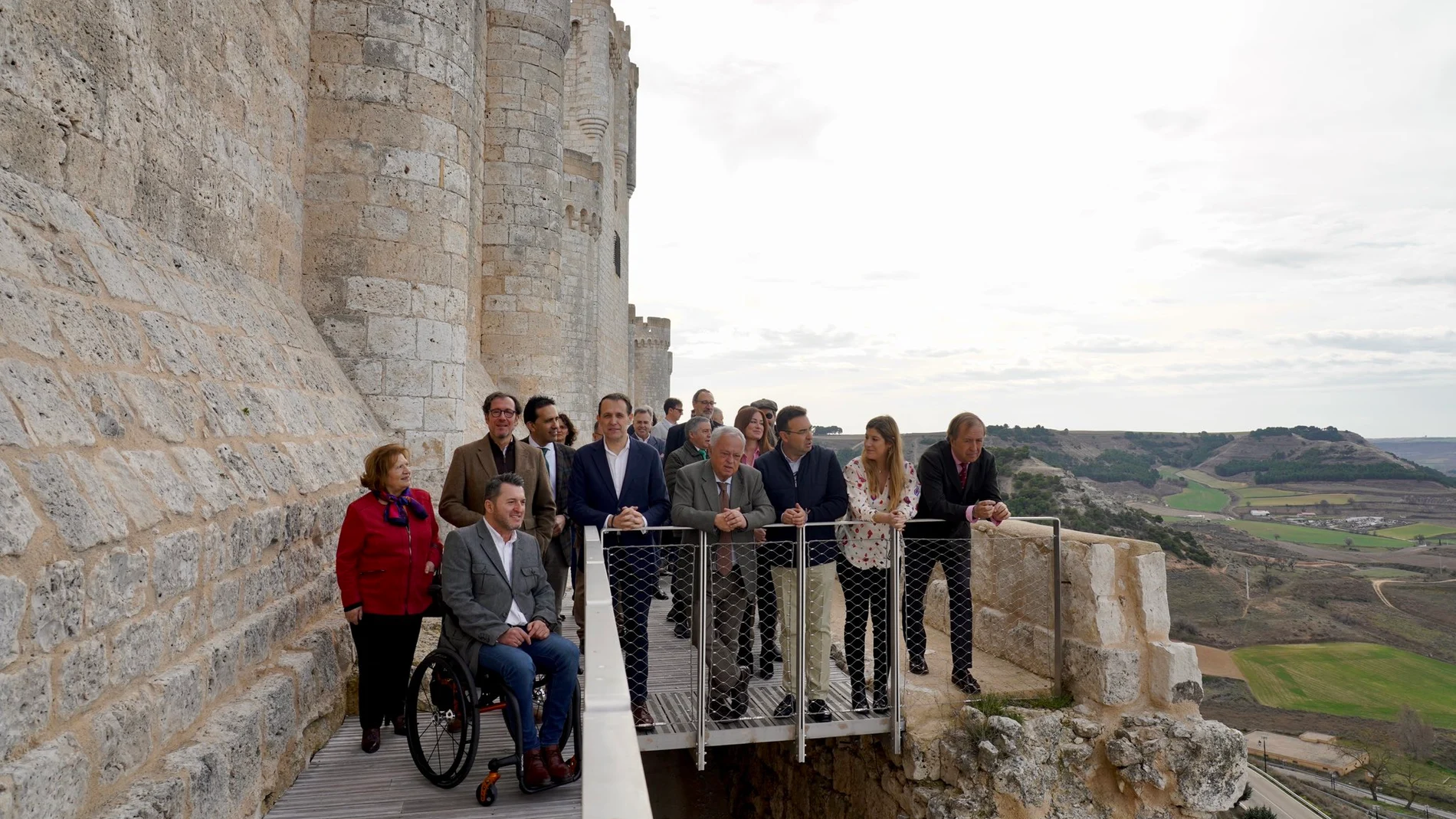 Santonja, Íscar, Roberto Diez , Sardón, Ismael Pérez, Pieras y Alonso durante su visita al castillo de Peñafiel