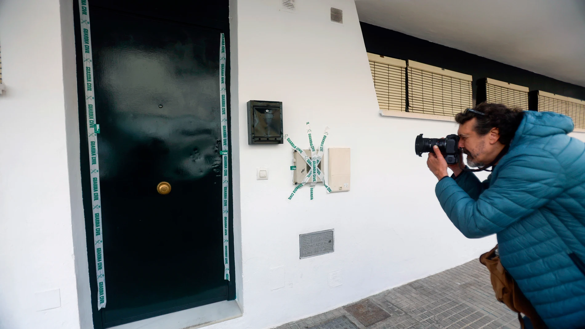 MONTILLA (CÓRDOBA), 21/02/2025.- Agentes de la Guardia Civil continúan la investigación del hallazgo de los cadáveres de una mujer de 42 años y un hombre de 32 años este jueves en el interior de una vivienda de la calle Rafael Alberti de Montilla (Córdoba). EFE/Salas