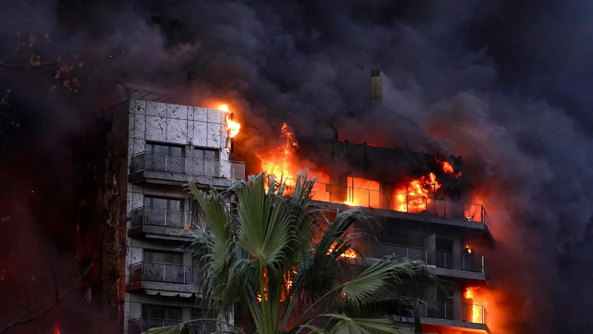 El edificio de Campanar, en llamas