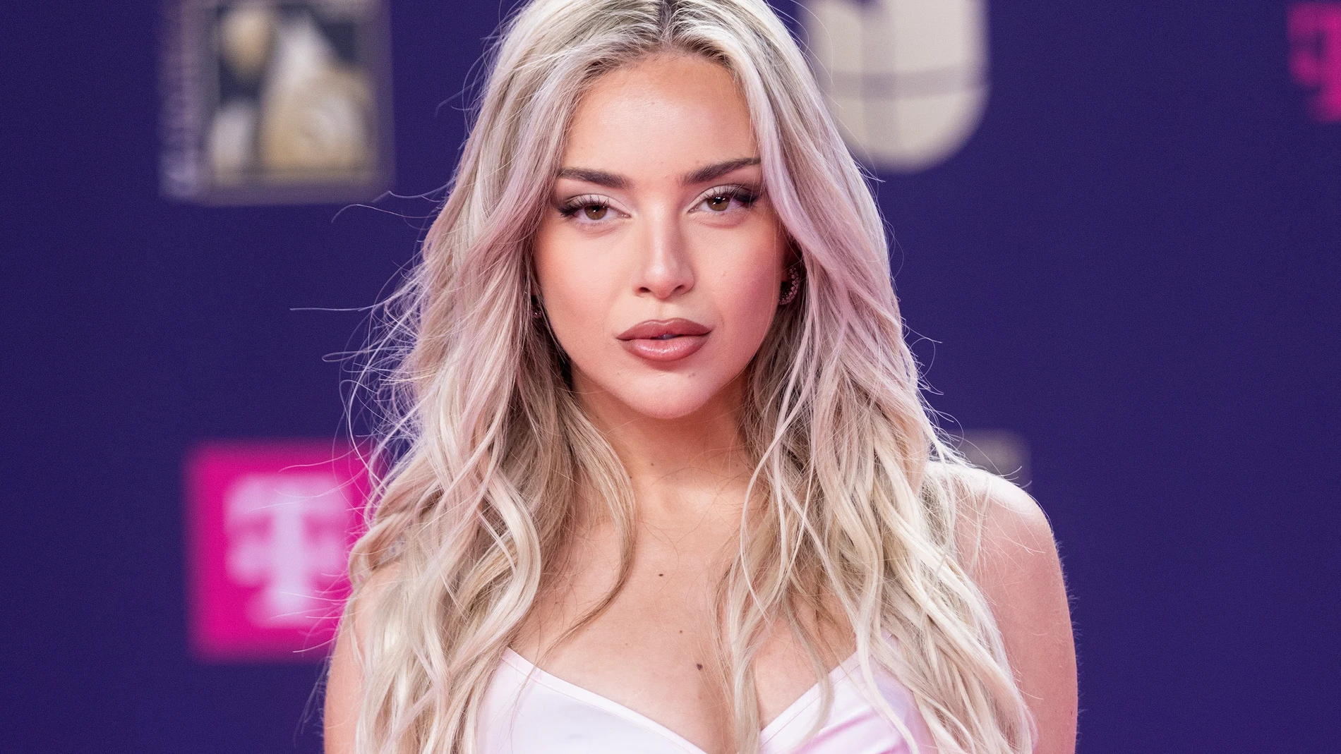 MIAMI (United States), 21/02/2025.- Spanish singer and actress Ana Mena poses on the red carpet for the Premio Lo Nuestro 2025 awards held in Miami, Florida, USA, 20 February 2025. The Premios Lo Nuestro (Our Award) is a Spanish-language awards show honoring the best Latin music, presented by Televisa-Univision since 1989. EFE/EPA/CRISTOBAL HERRERA-ULASHKEVICH
