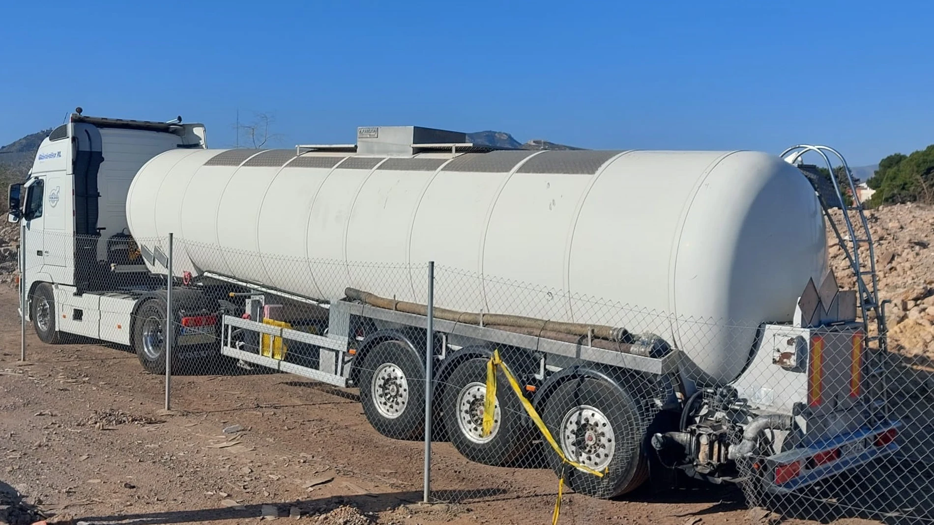 Uno de los 20 camiones cisterna especiales para la extracción de los 500.000 litros de líquidos peligrosos en los terrenos de la antigua factoría de Zincsa. Cada uno de los camiones tiene una capacidad para 25.000 litros REMITIDA / HANDOUT por GOBIERNO REGIONAL Fotografía remitida a medios de comunicación exclusivamente para ilustrar la noticia a la que hace referencia la imagen, y citando la procedencia de la imagen en la firma 21/02/2025
