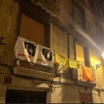 Algunos de los carteles en edificios oficiales