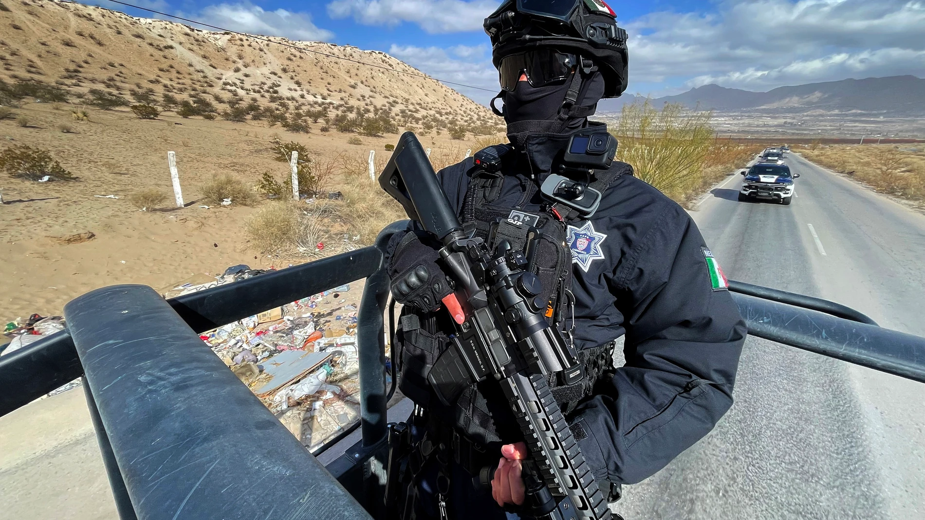 MEX2375. BOGOTÁ (COLOMBIA), 21/02/2025.- Fotografía de archivo del 7 de febrero de 2025 de un integrante de la Policía Estatal durante un operativo en la frontera en Ciudad Juárez (México). El Gobierno de Estados Unidos designó el jueves oficialmente como grupos terroristas a seis carteles del narcotráfico de México, una orden que cumple con un decreto firmado por el presidente estadounidense, Donald Trump, durante su primer día de mandato, el pasado 20 de enero. EFE/ Luis Torres ARCHIVO