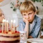 Niño triste durante su cumpleaños