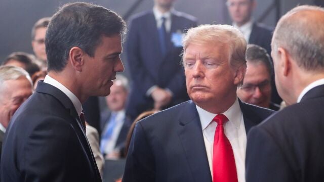 Imagen de archivo. El presidente del Gobierno, Pedro Sánchez (i), conversa con el presidente de los Estados Unidos, Donald J. Trump (c), al inicio de la cumbre de jefes de estado de la OTAN en Bruselas