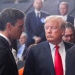Imagen de archivo. El presidente del Gobierno, Pedro Sánchez (i), conversa con el presidente de los Estados Unidos, Donald J. Trump (c), al inicio de la cumbre de jefes de estado de la OTAN en Bruselas