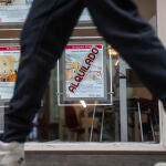Carteles de alquilado en una inmobiliaria
