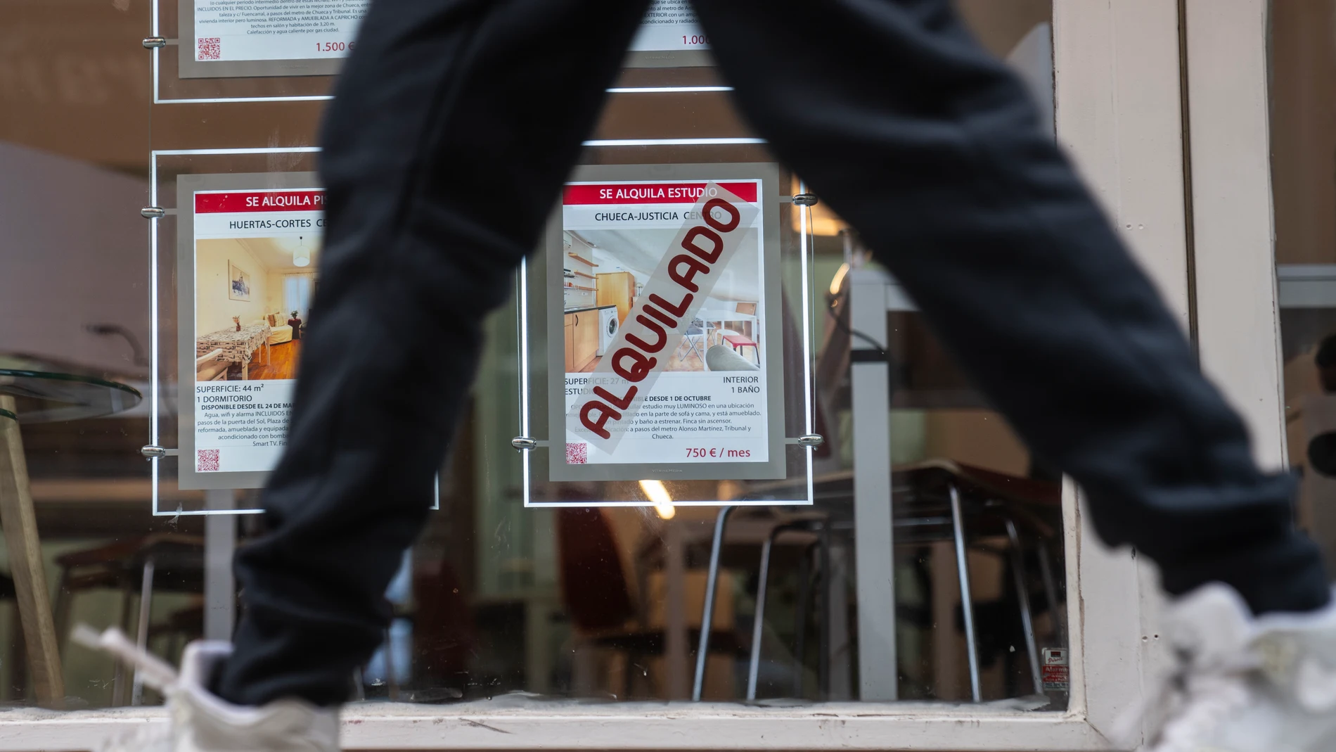 Carteles de alquilado en una inmobiliaria