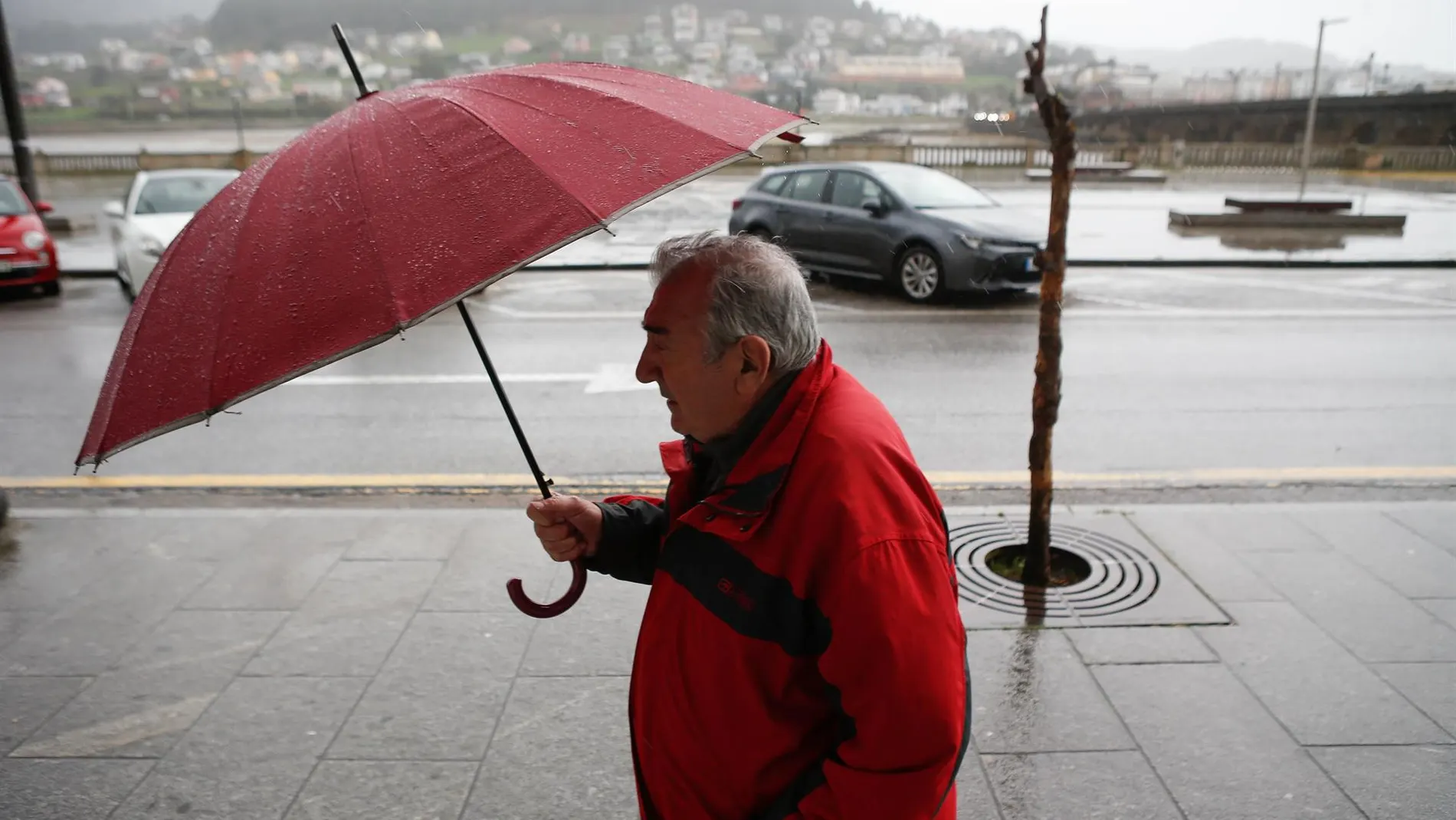 Las lluvias atravesarán mañana la Península, con siete provincias en aviso por olas y Galicia en nivel naranja