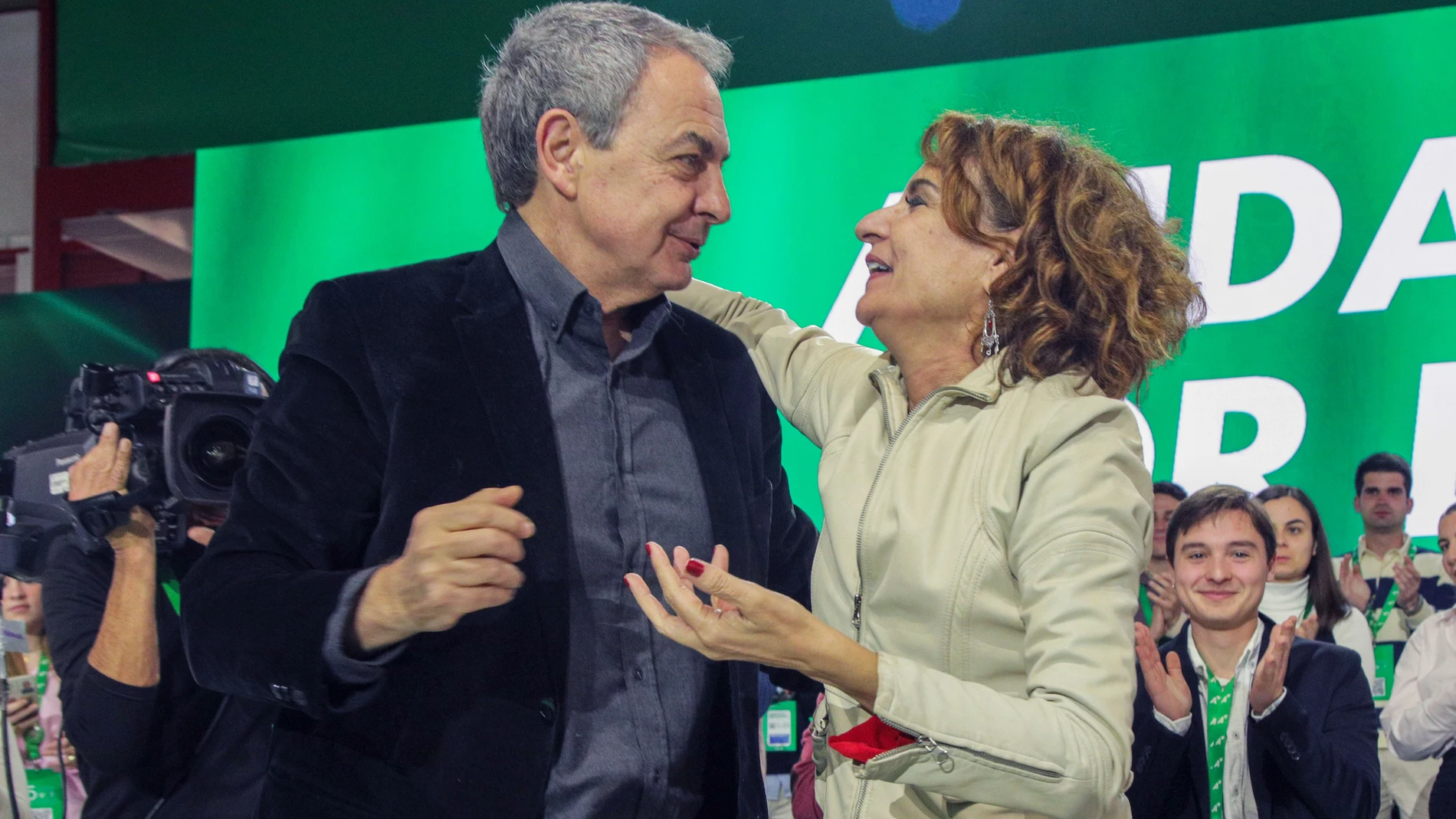 ARMILLA (GRANADA), 22/02/2025.- La vicepresidenta primera y ministra de Hacienda, María Jesús Montero (d), junto al expresidente del Gobierno José Luis Rodríguez Zapatero, este sábado en Armilla (Granada) en el Congreso del PSOE de Andalucía, donde asume formalmente la Secretaría General del PSOE de Andalucía. EFE/Pepe Torres