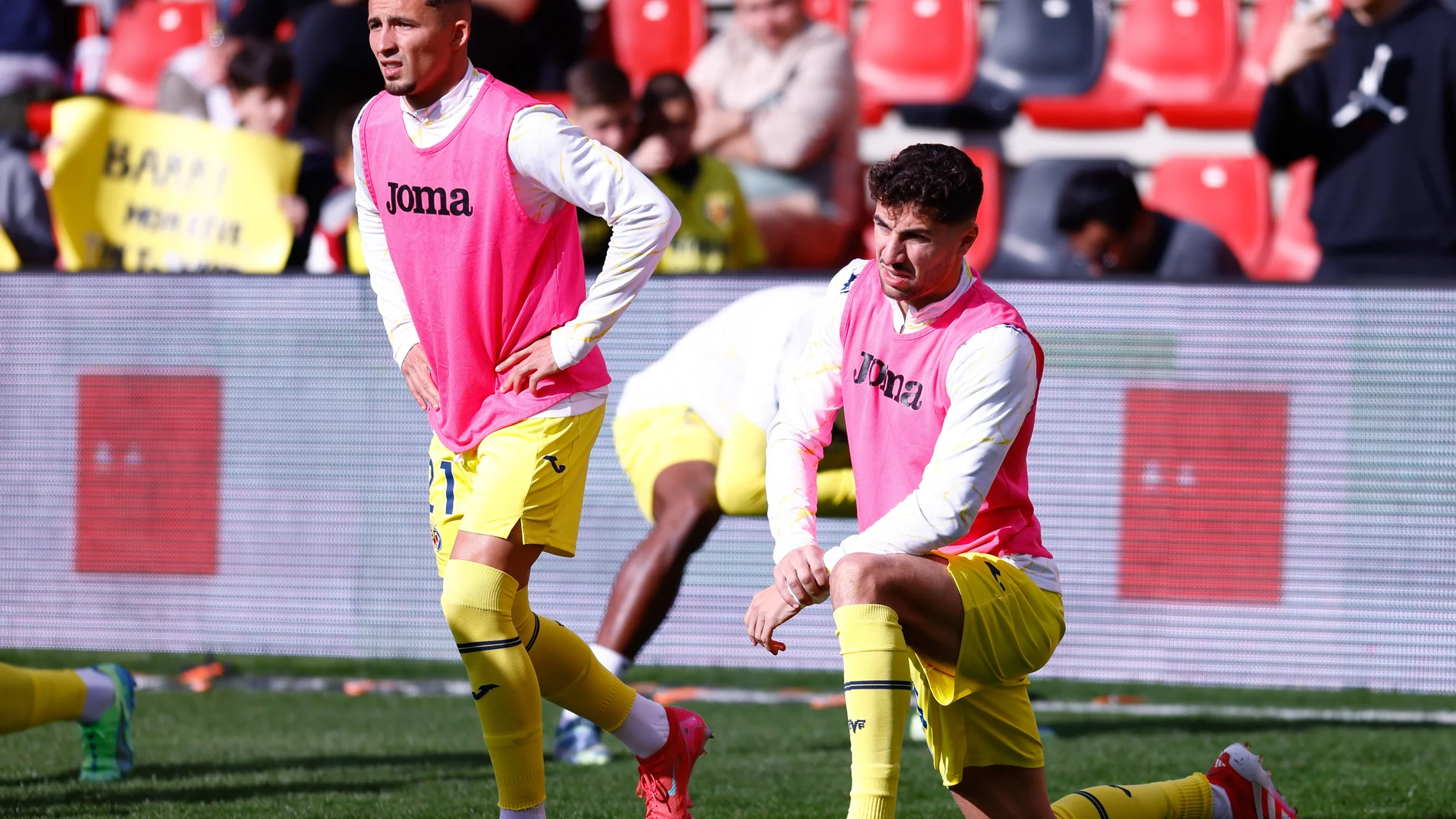 Yeremy Pino, junto a Comseña, en el calentamiento previo al Rayo-Villarreal